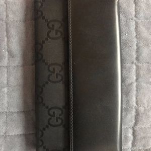 Authentic Gucci Logo Wallet./ Black
